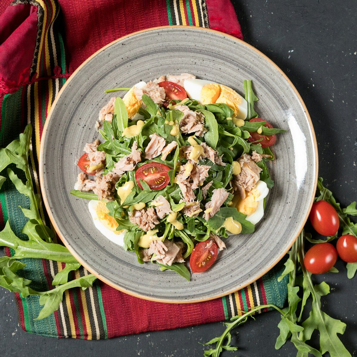 Salat med tun og æg